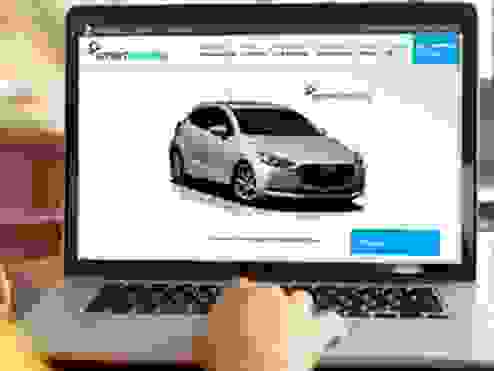 a person on a computer looking up cars ont he smartleasing website